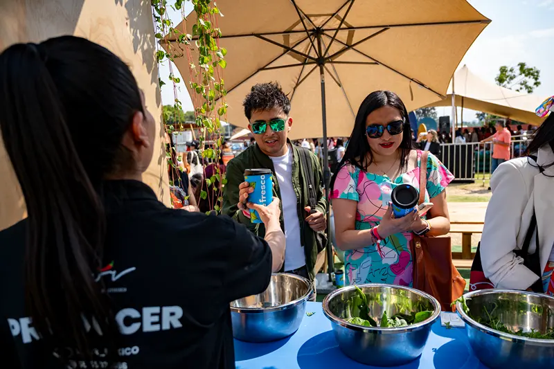 Emprendedores comprando en stand de patrocinador del Victoria Fest