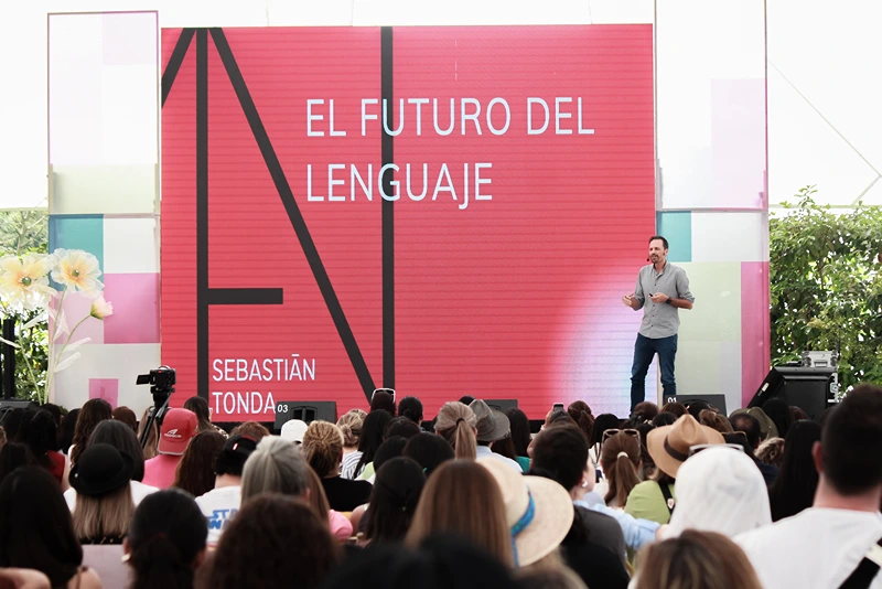 Sebastián Tonda speaker impartiendo conferencia en el Victoria Fest