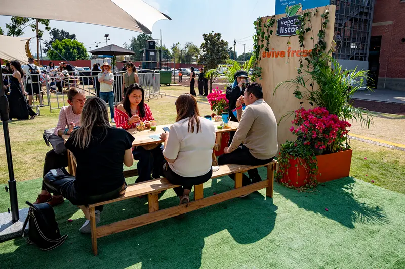 Emprendedoras visitando stands del Victoria Fest