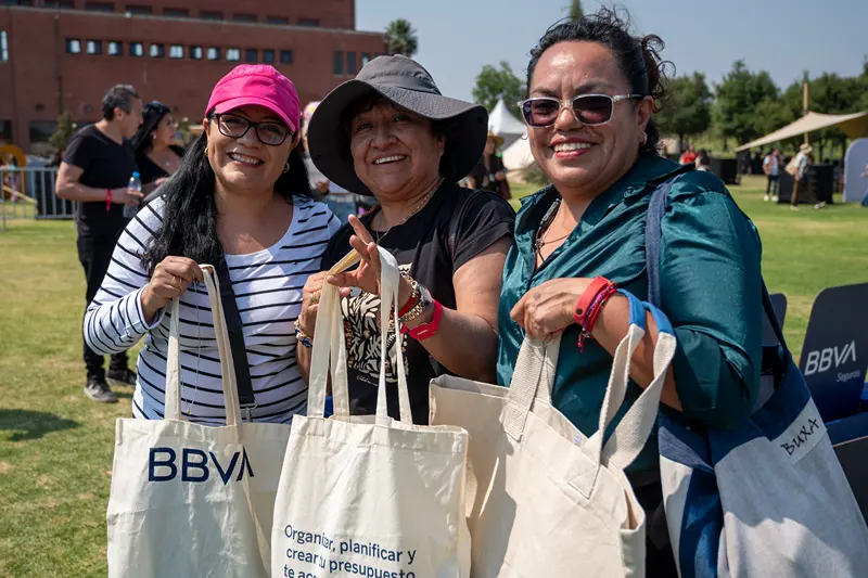 Emprendedoras interactuando con stands del Victoria Fest