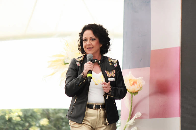 Mari Carmen Obregón impartiendo conferencia en el Victoria Fest