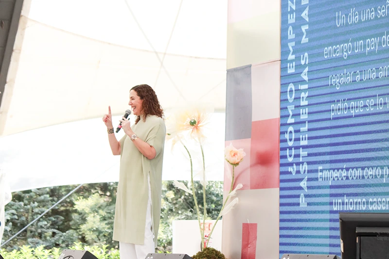 Marisa Lazo dando conferencia a emprendedoras del Victoria Fest