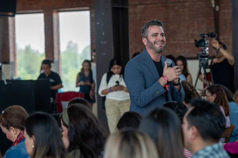 Moris Dieck en el VictoriaFest 2025 impartiendo conferencia a emprendedoras en México