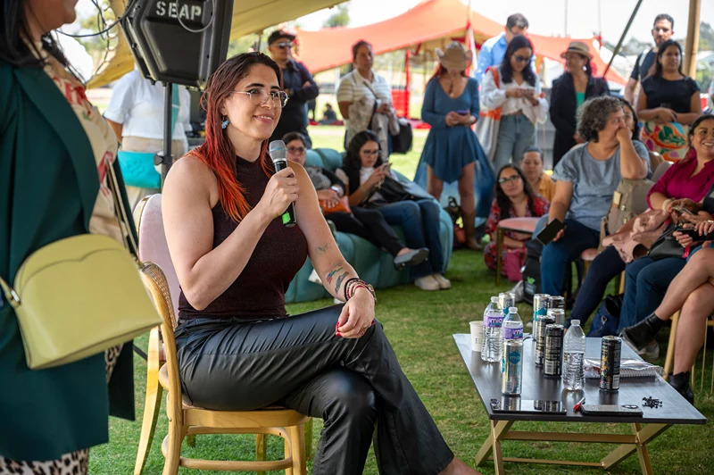 Ophelia Pastrana impartiendo taller a mujeres emprendedoras en el VictoriaFest 2025