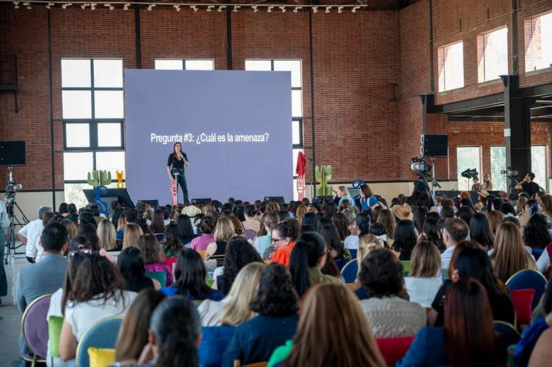 Ophelia Pastrana speaker reconocida impartiendo conferencia en el VictoriaFest 2025