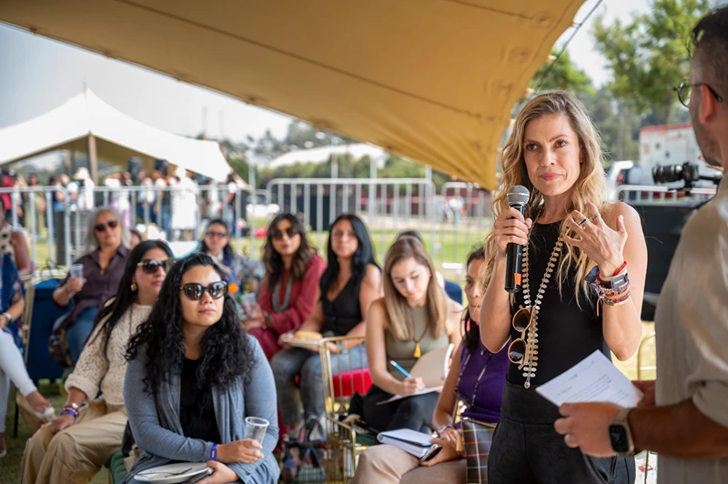 Ana Victoria García de Shark Tank imparte conferencia en el VictoriaFest 2025