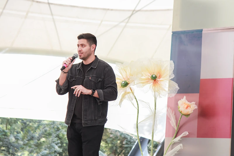 Speaker Diego Barrazas impartiendo conferencia en el Victoria Fest