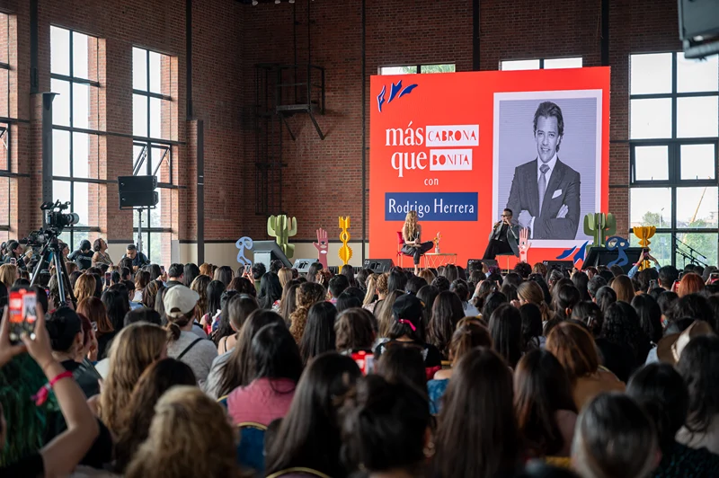 Rodrigo Herrera de Shark Tank imparte conferencia a mujeres empresarias en el VictoriaFest 2025