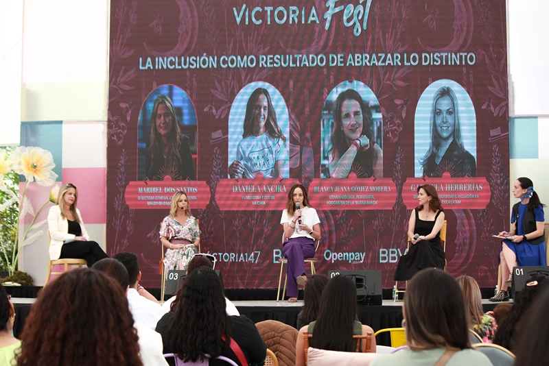 Speakers en panel de conferencia para emprendedoras del VictoriaFest