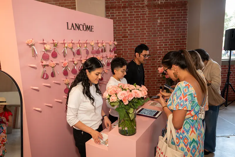 Emprendedoras comprando en stand de patrocinador del Victoria Fest